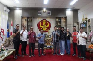 Tim Volly Putri FKIP Juara 1 Gubernur Cup III Serahkan Piala ke Rektor