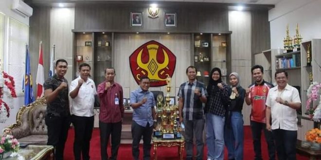 Tim Volly Putri FKIP Juara 1 Gubernur Cup III Serahkan Piala ke Rektor